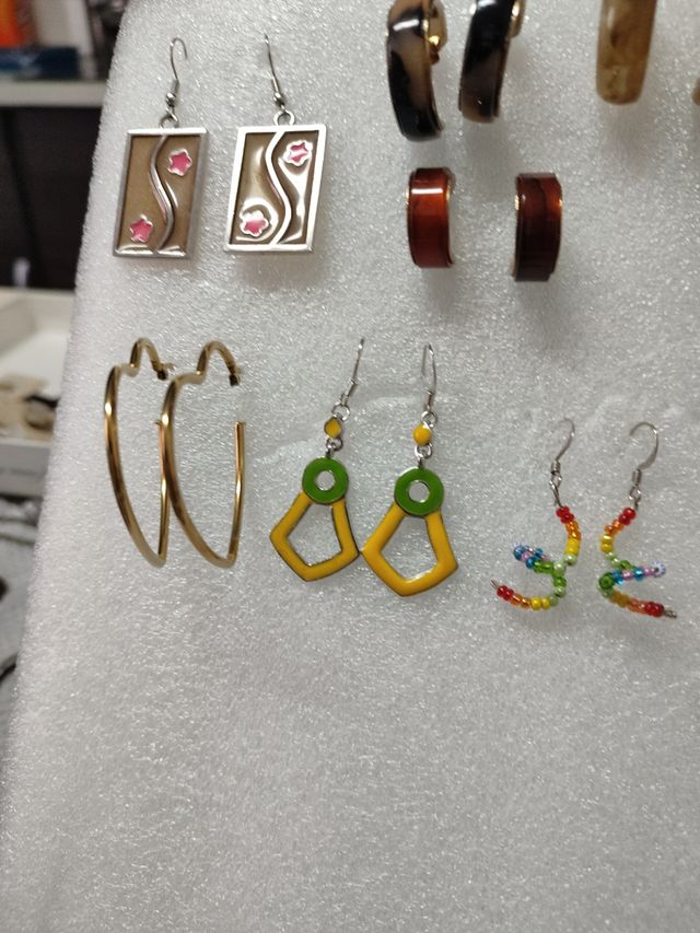 Nueve pares de pendientes multicolor