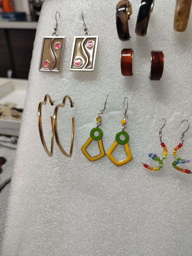 Nueve pares de pendientes multicolor