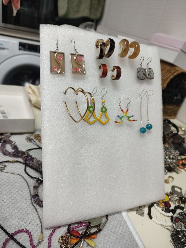 Nueve pares de pendientes multicolor