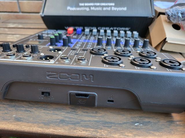 Zoom LiveTrak L-8
