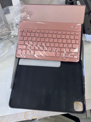 ZHIKE Funda con Teclado para iPad,con italiano