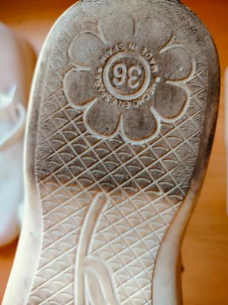 Dos pares de 
Zapatos niña blancos