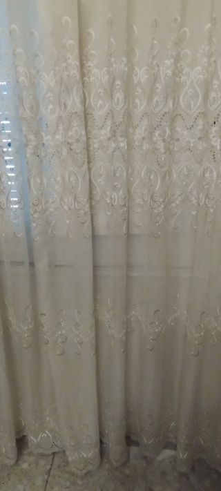 2 cortinas bordadas en beige.