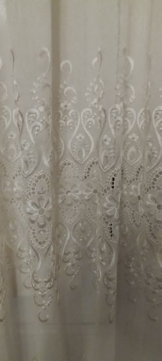 2 cortinas bordadas en beige.