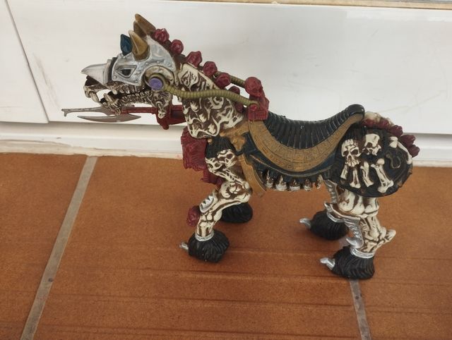 Caballo con lanza skeleton warriors años 90