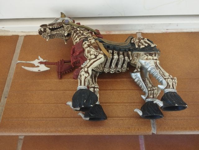 Caballo con lanza skeleton warriors años 90