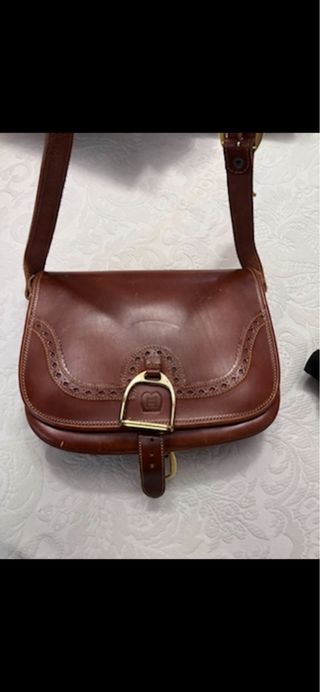 bolso marron de piel tipo bandolera  de caza 