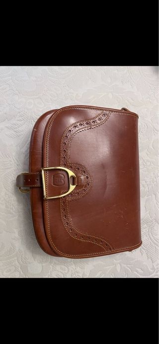 bolso marron de piel tipo bandolera  de caza 
