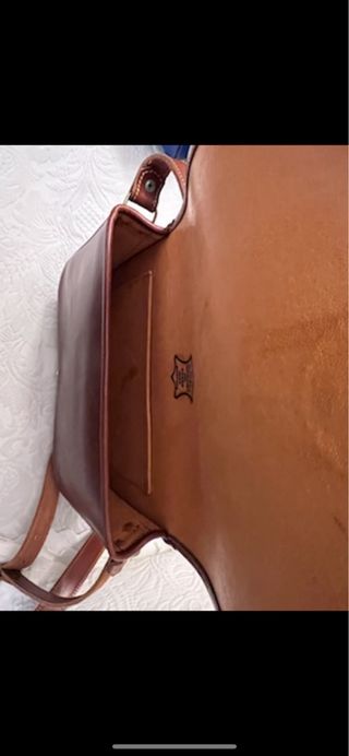bolso marron de piel tipo bandolera  de caza 