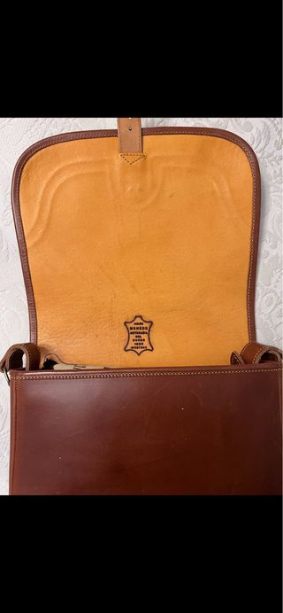 bolso marron de piel tipo bandolera  de caza 