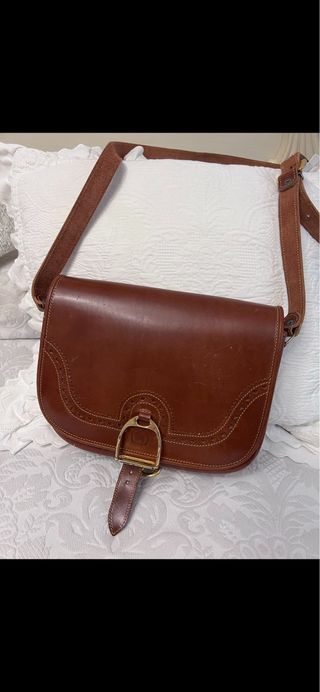 bolso marron de piel tipo bandolera  de caza 