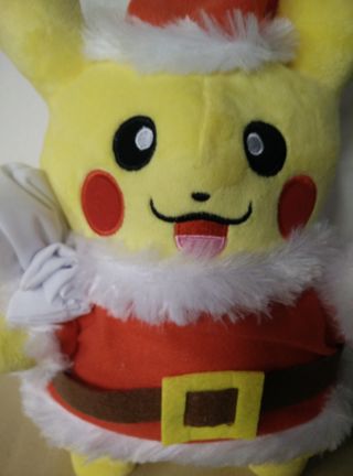 Peluche Pikachu stile Babbo Natale