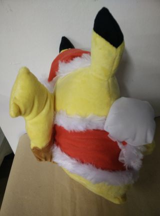 Peluche Pikachu stile Babbo Natale