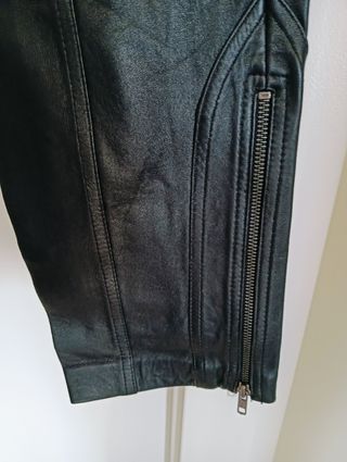Pantalón cuero estilo motero.