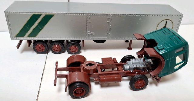 Trailer Mercedes Benz de NZG 1/50.