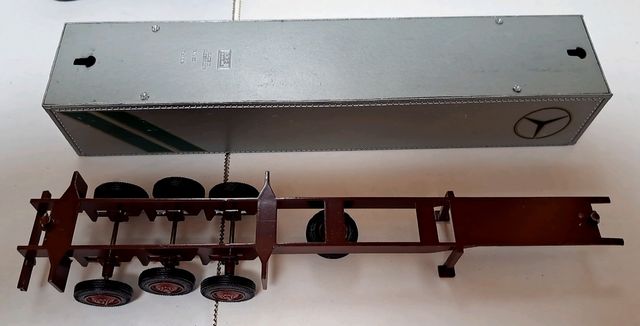 Trailer Mercedes Benz de NZG 1/50.