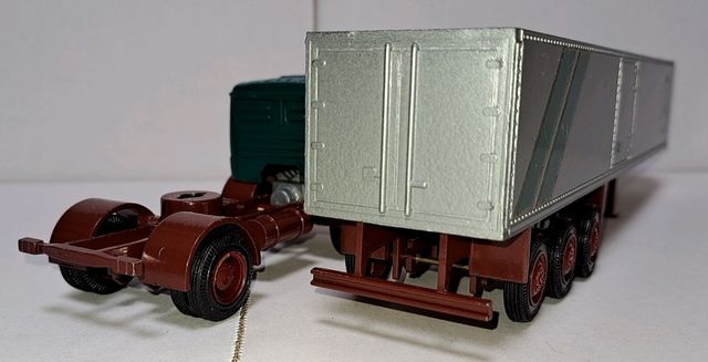 Trailer Mercedes Benz de NZG 1/50.