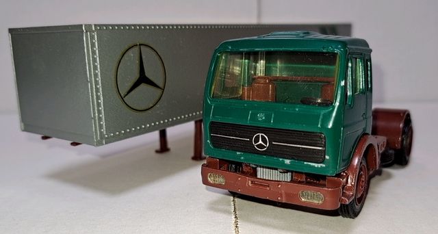 Trailer Mercedes Benz de NZG 1/50.