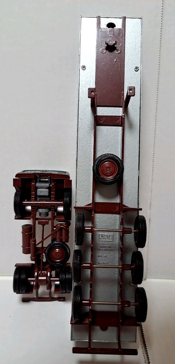 Trailer Mercedes Benz de NZG 1/50.