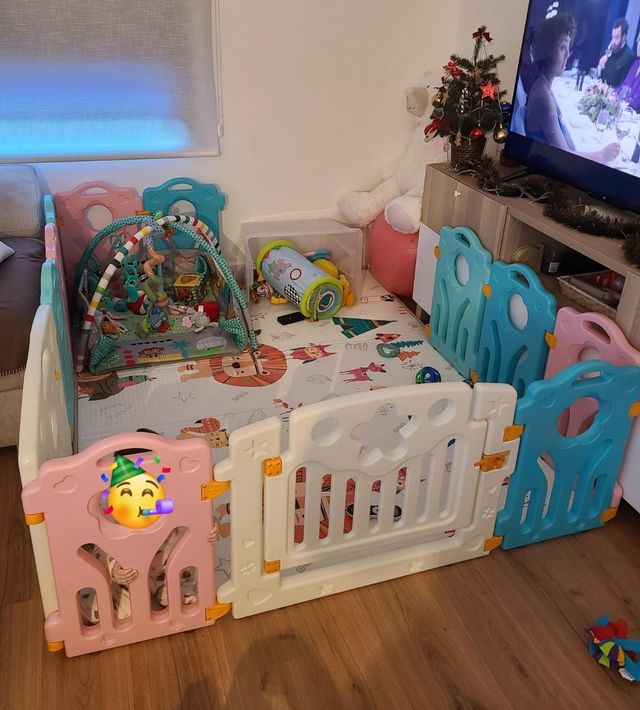 Parque infantil con vallado para bebés