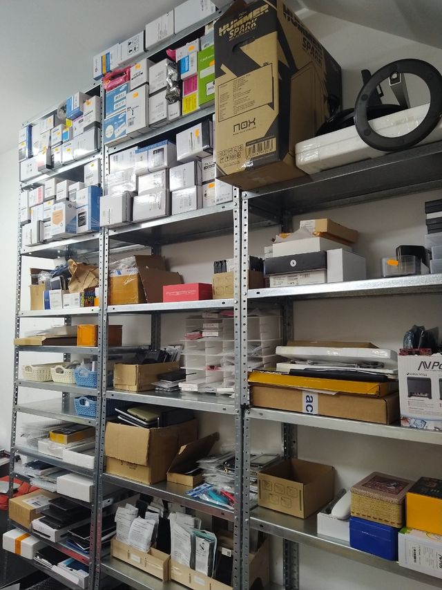 Tienda de tecnología en pleno funcionamiento.
