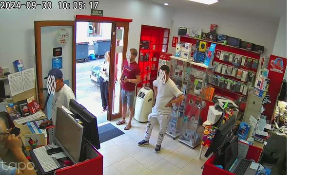 Tienda de tecnología en pleno funcionamiento.