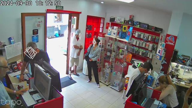 Tienda de tecnología en pleno funcionamiento.