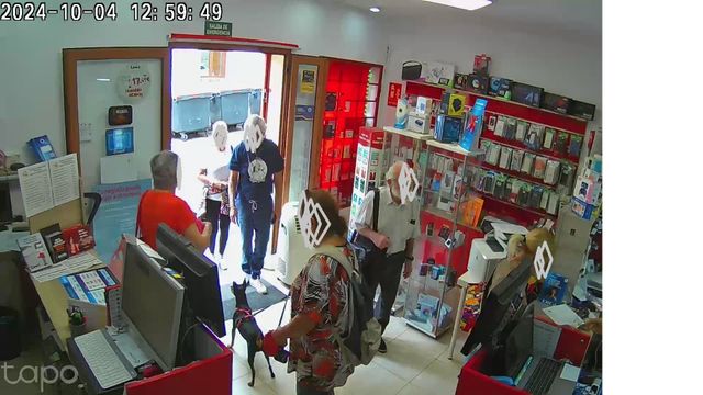 Tienda de tecnología en pleno funcionamiento.