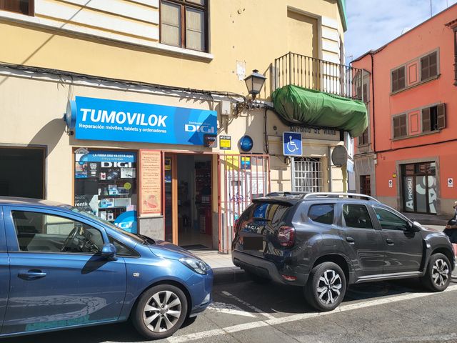 Tienda de tecnología en pleno funcionamiento.