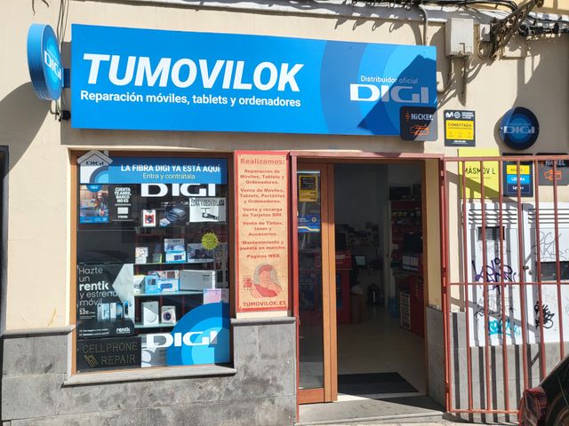 Tienda de tecnología en pleno funcionamiento.