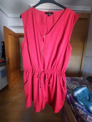 Mono corto rojo burdeos