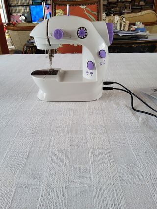 Máquina de coser a estrenar y accesorios.