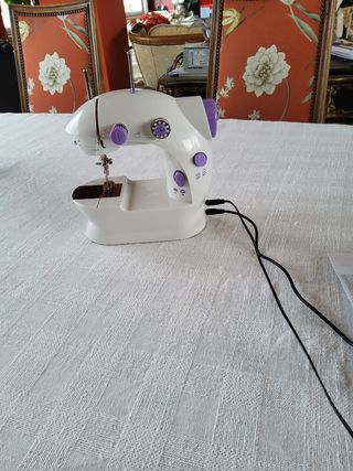 Máquina de coser a estrenar y accesorios.