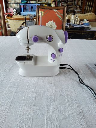 Máquina de coser a estrenar y accesorios.