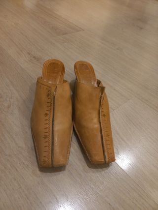 Zapato sandalia de piel con tacón 39