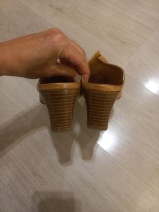Zapato sandalia de piel con tacón 39