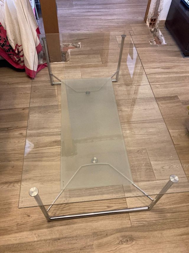 Mesa de fumar de cristal y acero
