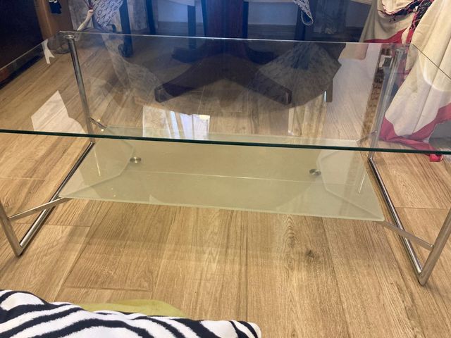 Mesa de fumar de cristal y acero
