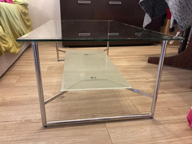 Mesa de fumar de cristal y acero
