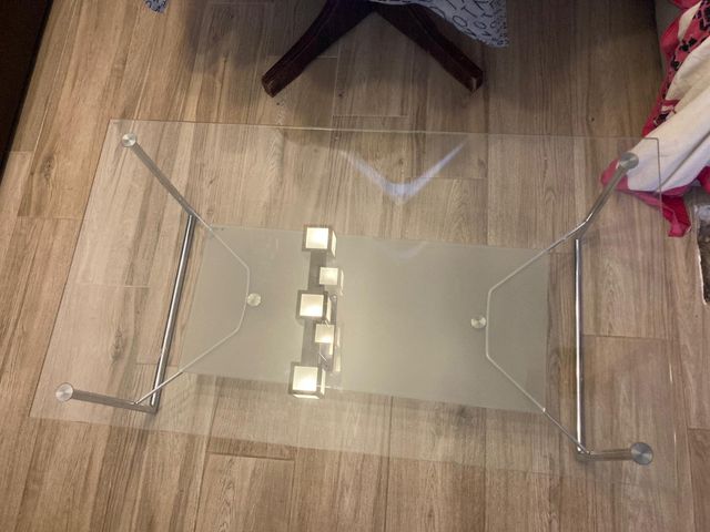 Mesa de fumar de cristal y acero
