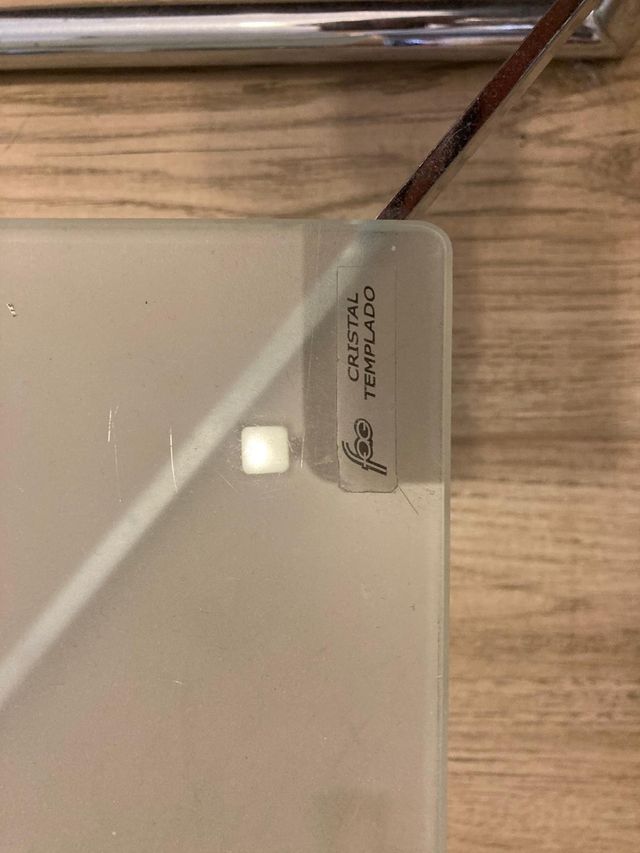 Mesa de fumar de cristal y acero
