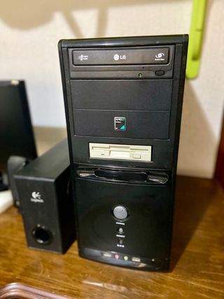 Equipo completo de ordenador sobremesa marca LG 