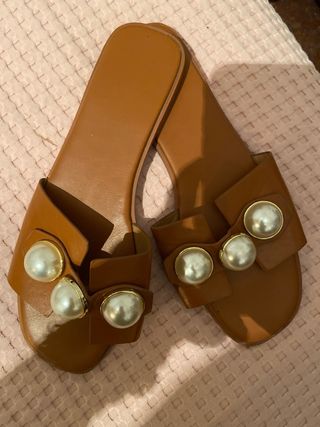 Sandalias color marron con perlas blancas
