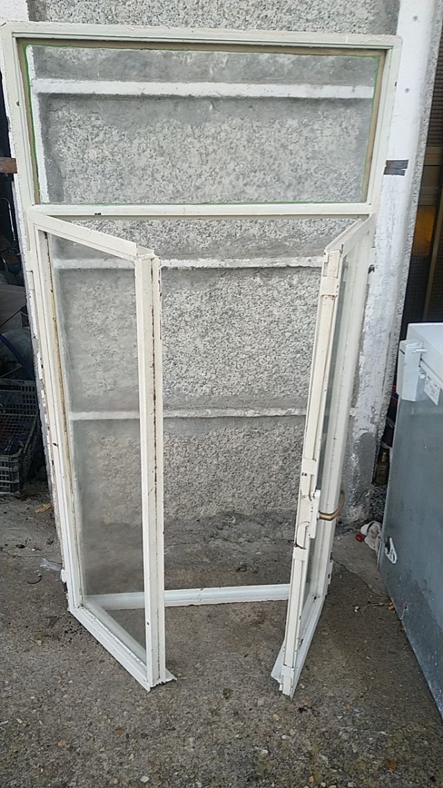 Vecchia finestra in ferro 