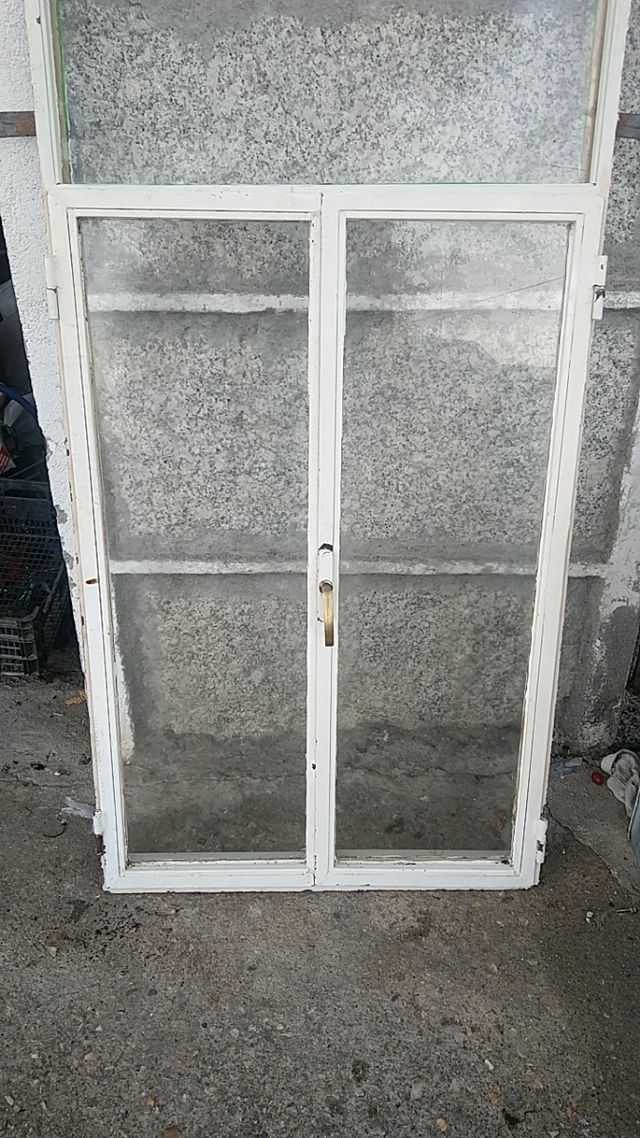 Vecchia finestra in ferro 