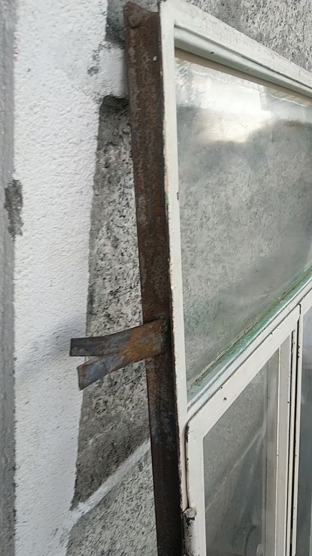 Vecchia finestra in ferro 