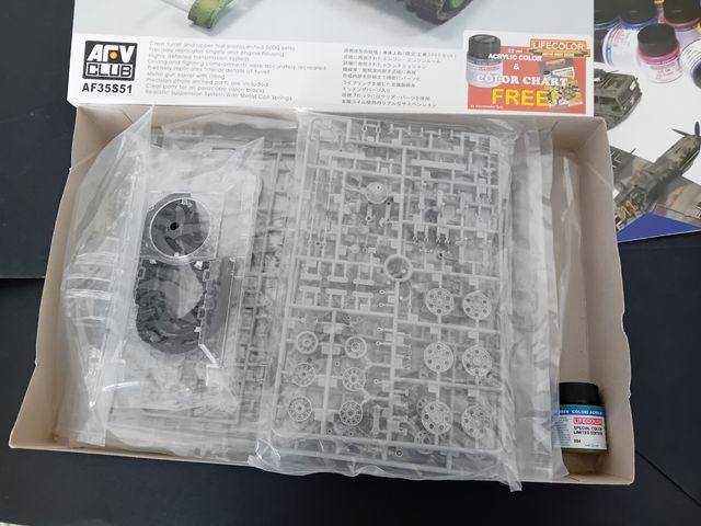 Maqueta T34/76 AFV Club más kit de Municiones.