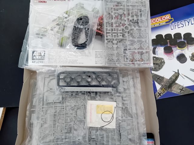 Maqueta T34/76 AFV Club más kit de Municiones.