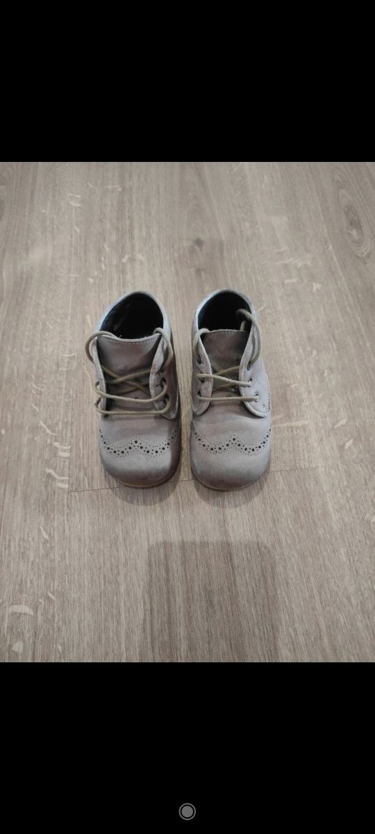 Zapatos de bebé color tostado de Esdori . Talla 21