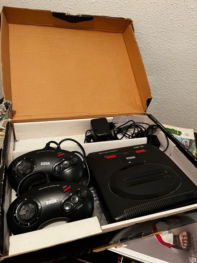 Sega Mega Drive II con caja + juegos
